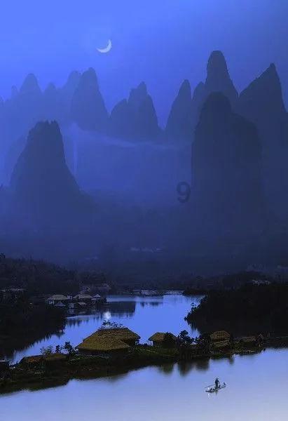 “请大家向前走,不要回头,因为出口有光,有人间烟火,有国泰民安 ” 七三一部队罪证陈列馆门口,少先队员声情并茂做讲解